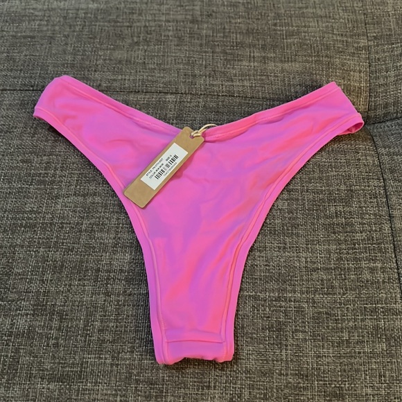 Skims Fit Everybody Thong - Picture 9 of 13